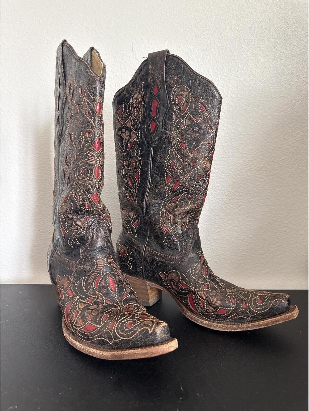 Corral Cowboy Boots A1951 leather cut out design red inlay black W size 8